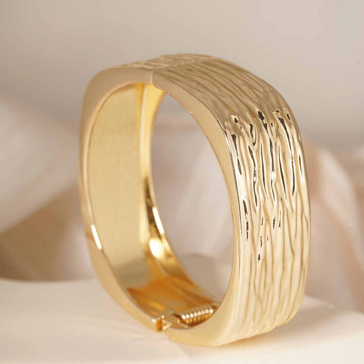 Elegant Gold-Toned Bangle for Everyday Elegance