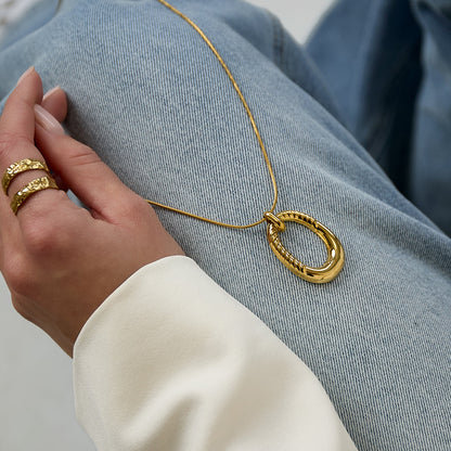 Lange ketting met ovale gestreepte hanger