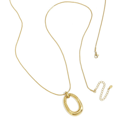 Lange ketting met ovale gestreepte hanger