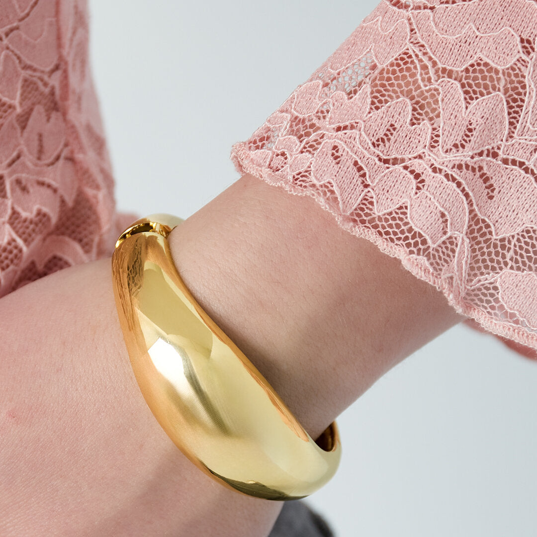 Elegant Gold-Toned Irregular Bangle for Everyday Elegance